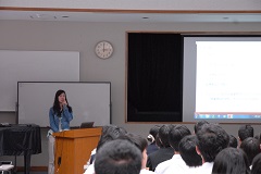 講話中の西村さん