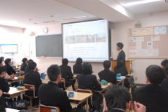 山本様の講話（ME3）の様子