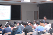 電話応対実習中。自然と笑顔で話している人が多数。電話口の表情も相手に伝わるものだと思いますので、それでOKではないでしょうか！