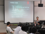 卒業後の進路について紹介する中川（CA）