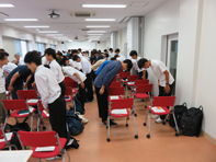 お辞儀にも色々種類が。それぞれ実践練習。