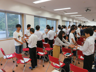 名刺の受け渡しも練習してみました。ちょっとぎこちない?　だんだん慣れましょう。