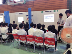 会場内の様子（午前中）。すでに扇風機が大活躍。