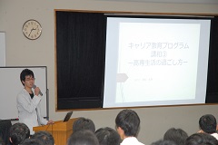 講話中の西村君