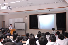 講話中の小松君